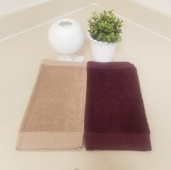 VINCE CAMUTO HAND TOWELS - Picture 1 of 3